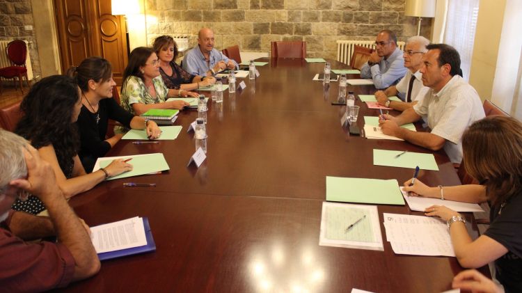 Els representants dels municipis que acolliran refugiats, a la reunió d'avui © Aj. de Girona