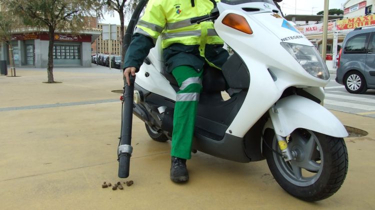 La moto-aspiradora recollint unes defecacions en un carrer de l'Escala © AG