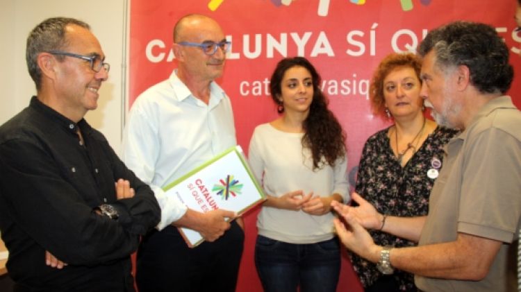 Marc Vidal (de blanc) acompanyat per Coscubiela, aquest matí © ACN