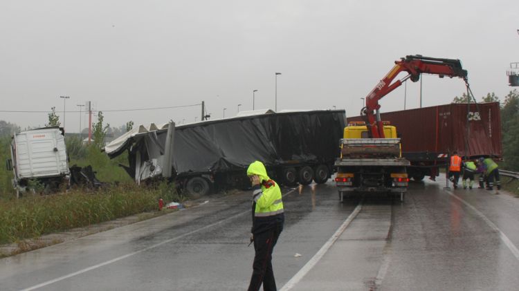 Aquest és l'estat en que han quedat els camions accidentats © ACN