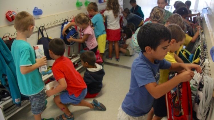 Alumnes de P-5 de l'escola El Bosc de la Pabordia de Girona, aqueest matí © ACN