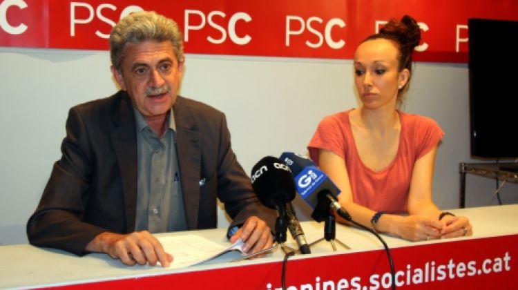 El cap de llista del PSC per Girona, Rafel Bruguera, i la número 2 de la llista, Maite Guerrero, aquest matí © ACN