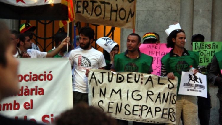 Un moment de la concentració en favor dels refugiats, aquest vespre a la plaça del Vi de Girona © ACN