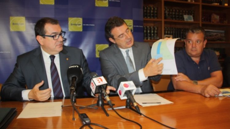 Jordi Jané i Miquel Noguer mostrant l'esquema de l'ampliació de la comissaria © ACN