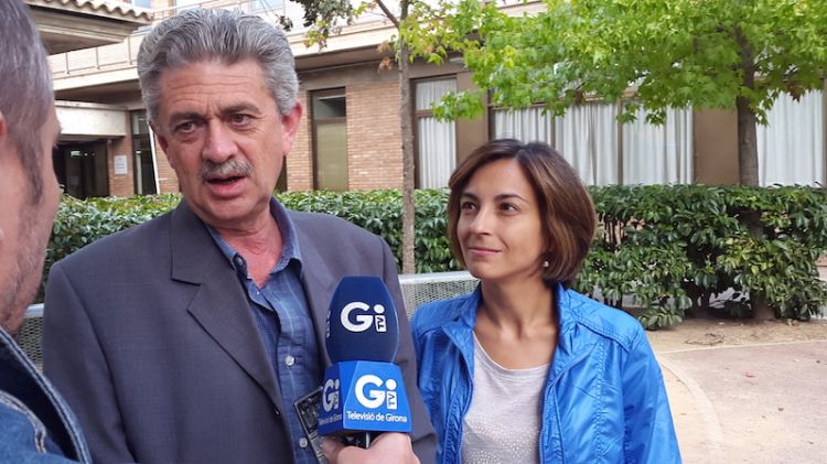 Rafel Bruguera atén els mitjans acompanyat de Iolanda Pineda © PSC