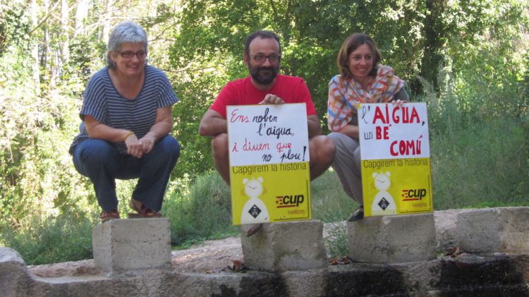 El cap de llista de la CUP per Girona, Benet Salellas, i dues candidates avui a Santa Coloma de Farners