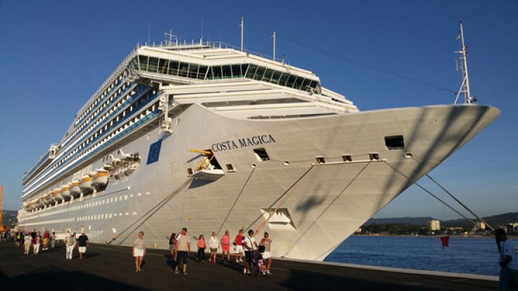 El Costa Magica atracat al Port de Palamós