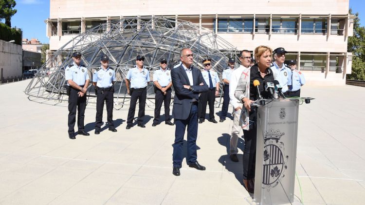 Marta Felip explicant la creació d'un compte oficial de la Guàrdia Urbana © Aj. de Figueres