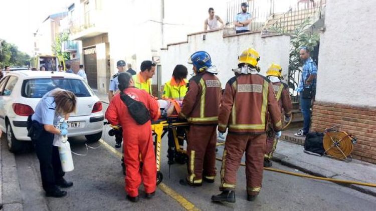 Bombers i personal del SEM atenent a la menor © Aj. de Figueres