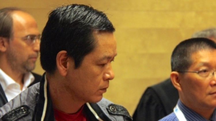 L'acusat Xiaowei Chen, al costat de l'intèrpret abans de declarar a l'Audiència de Girona © ACN