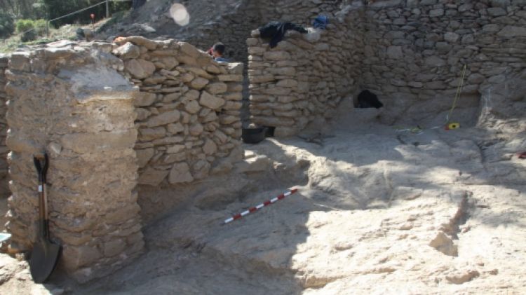 Una de les tombes localitzades al poblat medieval abandonat de Santa Creu de Rodes al Port de la Selva © ACN