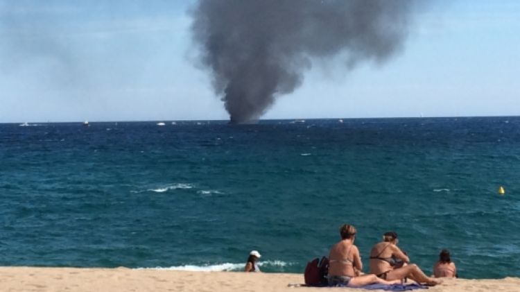 El fum, empès pel vent, ha arribat fins a la costa de Platja d'Aro © ACN