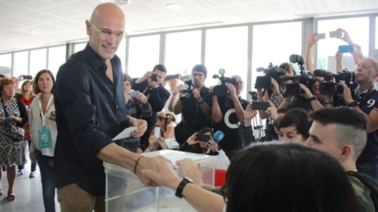 El candidat de Junts pel Sí, Raül Romeva, abans de votar © ACN