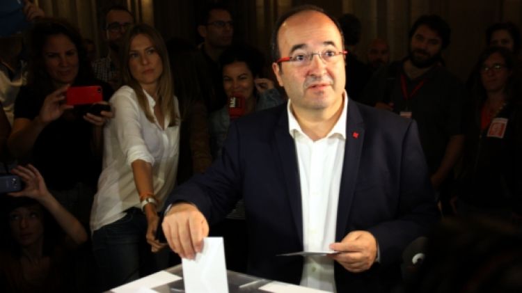 El candidat del PSC, Miquel Iceta, votant © ACN