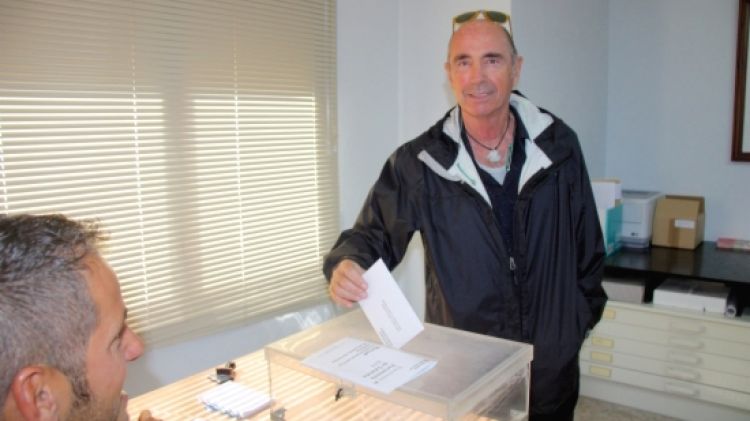 El cap de llista de JxSí a les comarques gironines, Lluís Llach, votant a Parlavà © ACN
