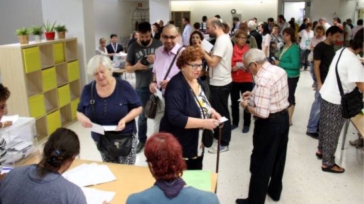 Cues per votar sobre la una al col·legi electoral a l'escola dels Encants de Barcelona © ACN