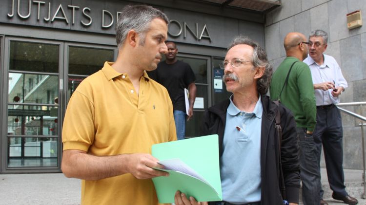 Lluís Postigo (esquerra) just abans d'entrar als jutjats © ACN