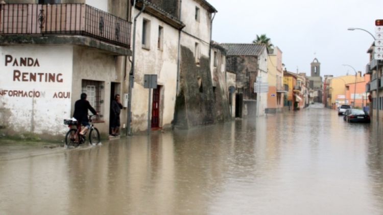 El carrer Sant Sebastià de Sant Pere Pescador, totalment inundat © ACN