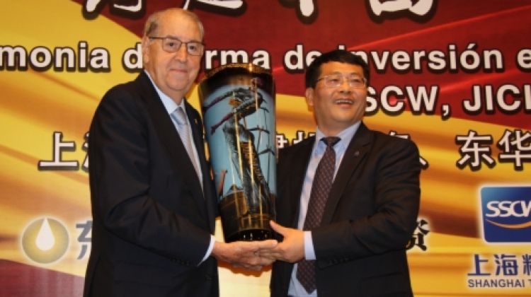 Ge Junjie amb Ramon Miquel Ballart, fins ara president de Miquel Alimentació Grup © ACN