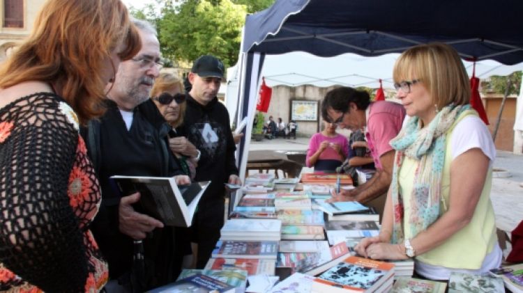 Una de les parades editorials al Prat de Sant Pere de Besalú © ACN
