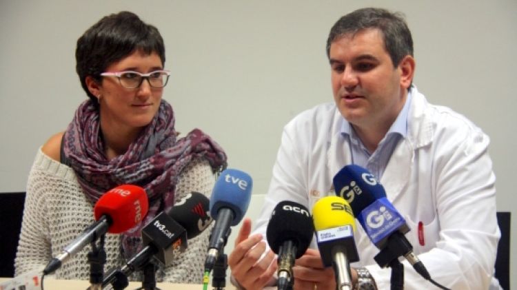 La Núria Rodríguez amb el doctor Joaquim Bosch que l'ha tractat © ACN