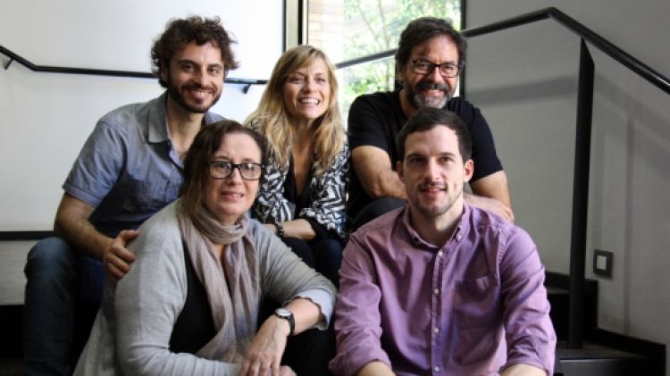 L'equip de '73 raons per deixar-te' amb la seva directora d'escena i els actors © ACN