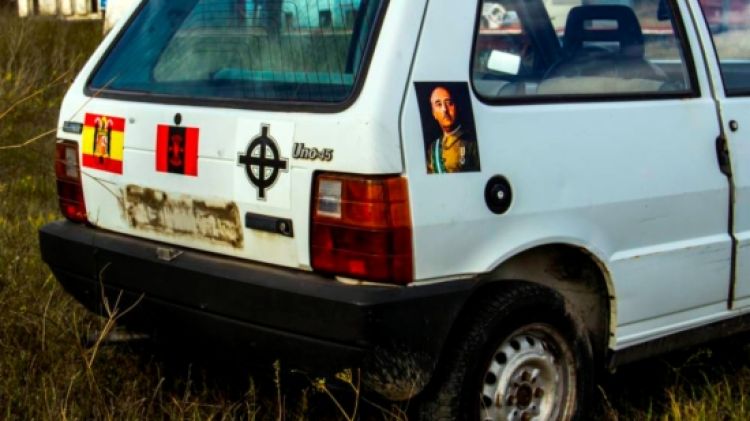 El cotxe amb els adhesius franquistes i feixistes © ACN