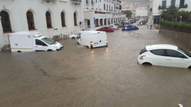 Cotxes atrapats a la riera de Cadaqués després de la tromba d'aigua © ACN