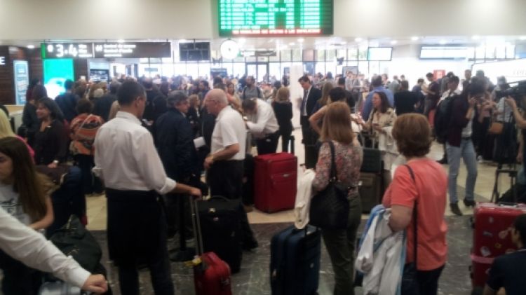 El vestíbul de l'estació de Sants ple de passatgers esperant una solució © ACN