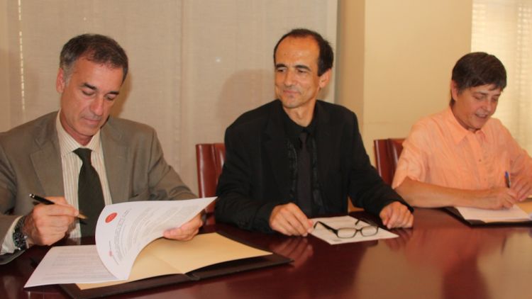 Un moment de la signatura del conveni entre l'Ajuntament de Girona i els directors del Fòrum Gastronòmic © AG