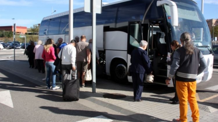 Un autobús recollint passatgers a l'estació de l'alta velocitat de Figueres © ACN