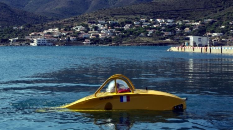 El submarí científic català Ictineu 3 a punt de submergir-se © ACN