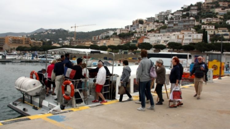 Turistes pujant a un vaixell recreatiu al Port de Roses (arxiu) © ACN