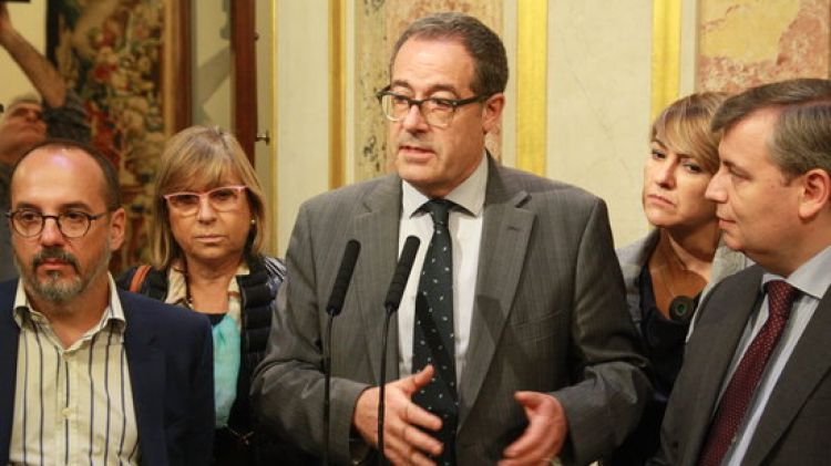 El portaveu de CDC a Madrid, Pere Macias, envoltat dels diputats de CDC © ACN