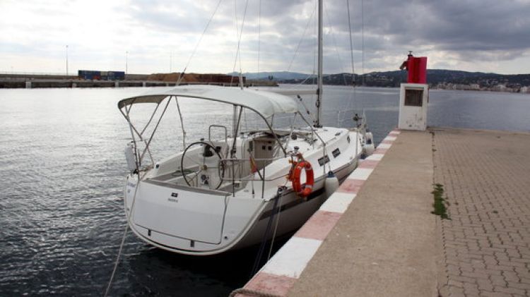 L'embarcació remolcada fins a Palamós © ACN