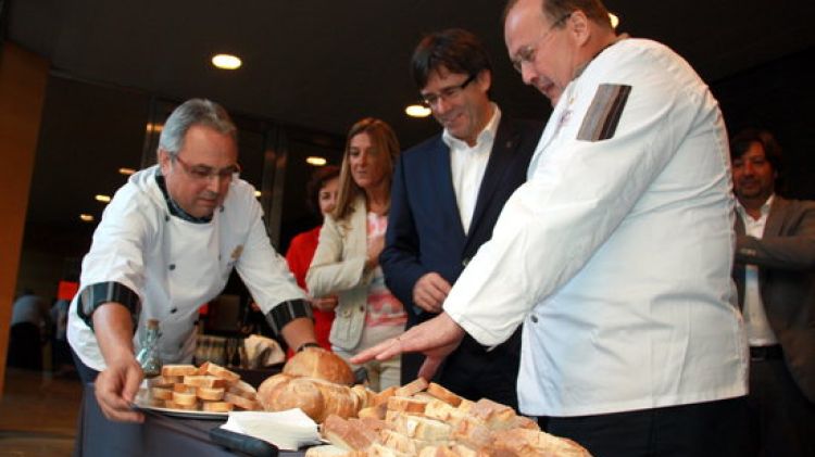 Els Flequers Artesans de les comarques gironines explicant les varietats de pa fet amb 'És farina de Girona' © ACN