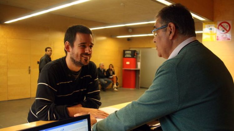 Lluc Salellas entregant la documentació a l'Audiència de Girona © ACN