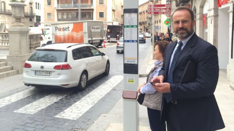 Manel Toro amb la nova app a la parada de bus de la Rambla