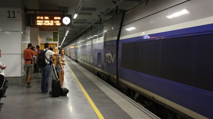 Passatgers esperant per pujar a un tren d'alta velocitat a l'estació del TAV a Girona © ACN