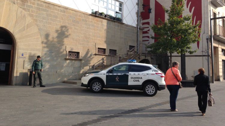 La Guàrdia Civil davant l'Ajuntament d'Olot, aquest matí © Olot Televisió