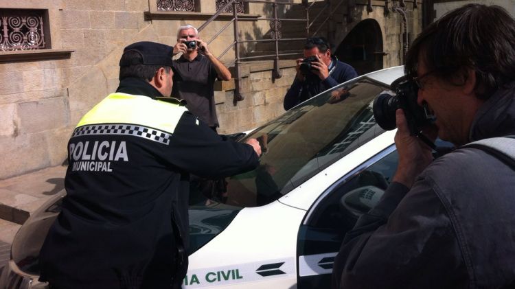 L'agent posant la multa al cotxe de la Guàrdia Civil © Guido Cengiarotti (@GuidoCengia)