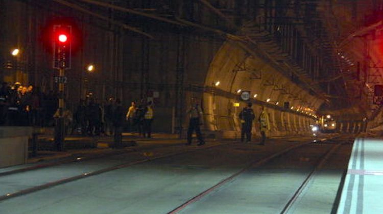 Alguns dels figurants abandonant el comboi a peu a través del túnel © ACN