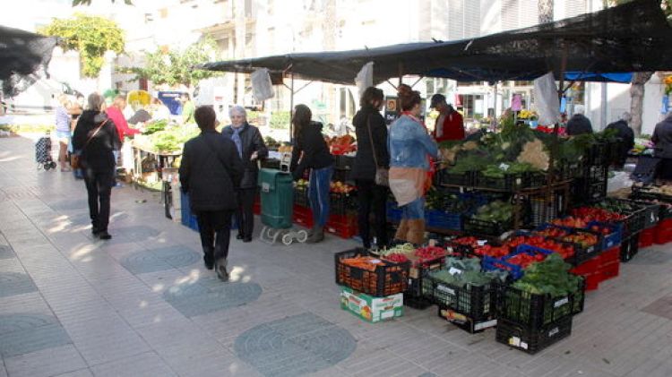 Veïns de l'Escala aquest matí, al mercat setmanal © ACN