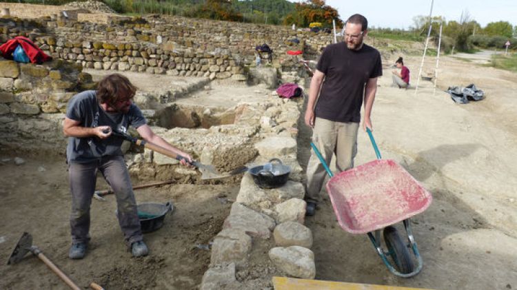 Dos arqueòlegs treballen al jaciment romà de Vilauba a Camòs © ACN