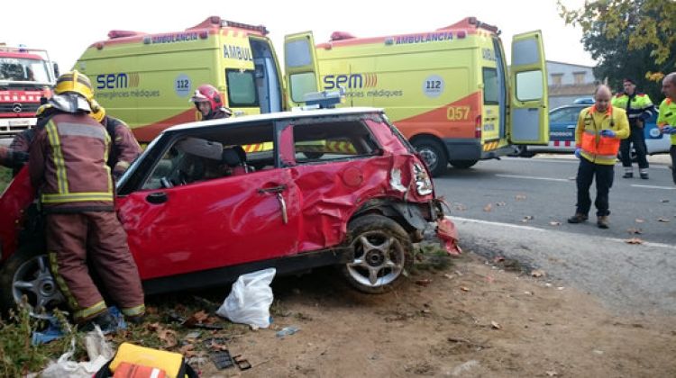 Els Bombers treballant en el vehicle accidentat © ACN