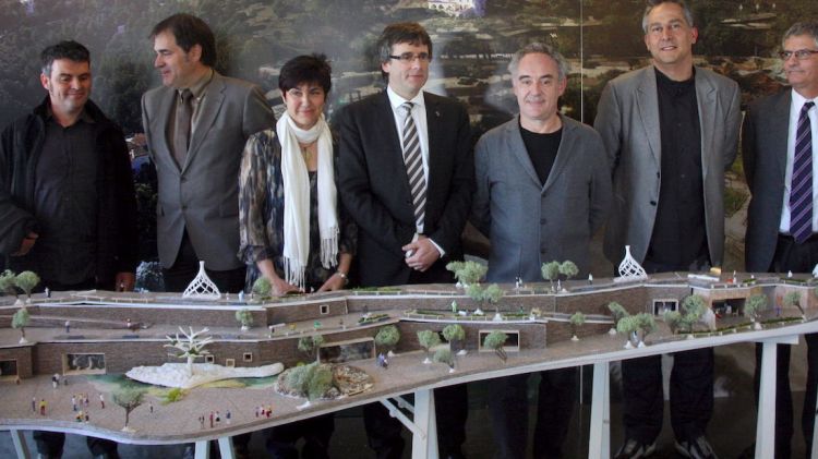 La presentació del projecte amb la maqueta a baix (arxiu) © ACN