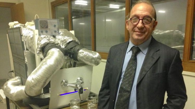 L'empresari Xavier Doló amb un prototip de l'Hidromach © ACN