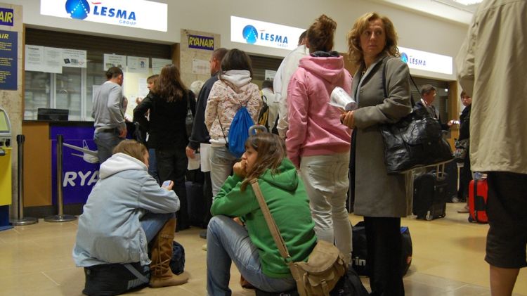 Cues per canviar el bitllet a l'aeroport de Girona © ACN
