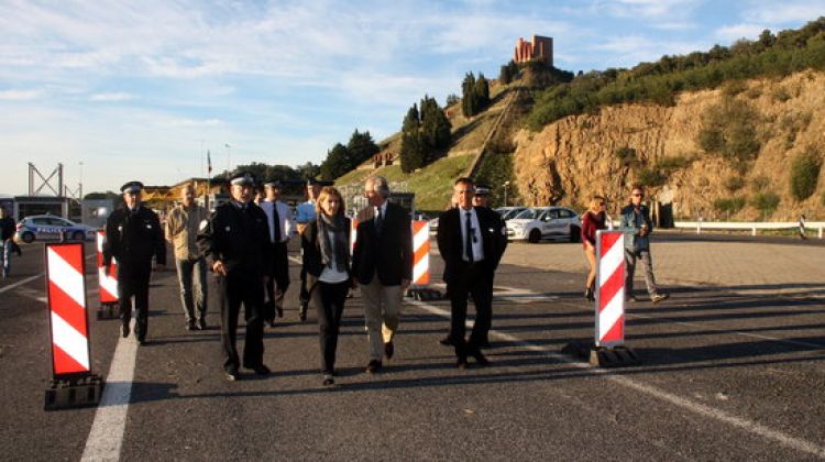 La prefecta dels Pirineus orientals, Josiane Chevalier, acompanyada de representats dels diferents cossos policials © ACN