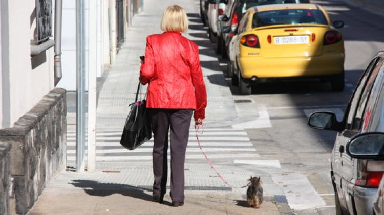 Una veïna d'Olot passejant amb el seu gos © ACN